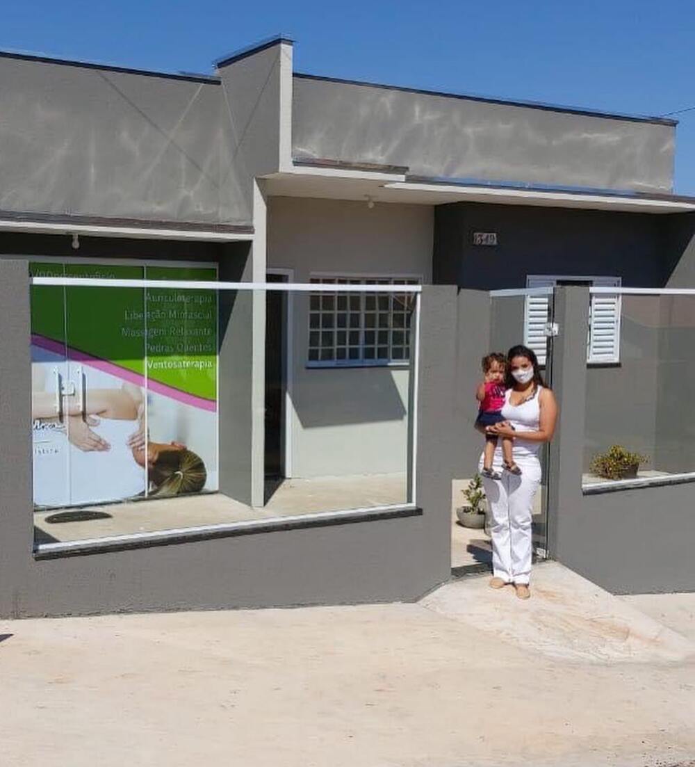 Construa a casa dos seus sonhos com a Construtora Voltarelli. Desde 2017, entregamos lares que proporcionam felicidade e segurança para sua família. Nossos projetos são personalizados para atender às suas necessidades, com economia de escala, terrenos em várias cidades e acompanhamento completo da obra. Faça como esta família feliz e realize seu sonho de ter uma casa própria com a Voltarelli.