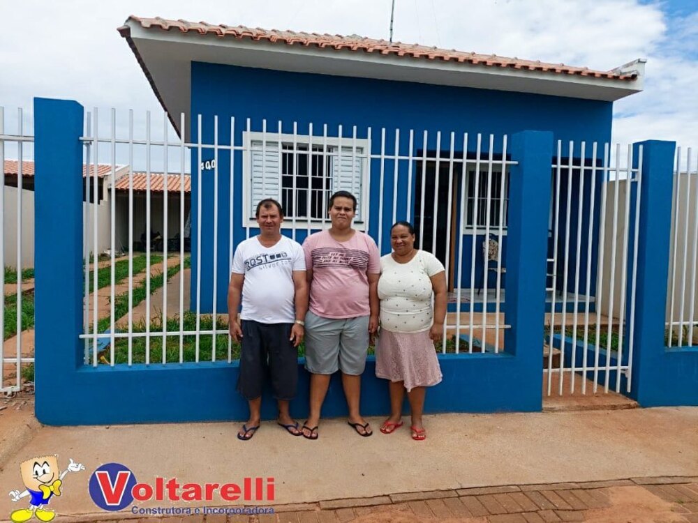 Construa a casa dos seus sonhos com a Construtora Voltarelli. Desde 2017, entregamos lares que proporcionam felicidade e segurança para sua família. Nossos projetos são personalizados para atender às suas necessidades, com economia de escala, terrenos em várias cidades e acompanhamento completo da obra. Faça como esta família feliz e realize seu sonho de ter uma casa própria com a Voltarelli.