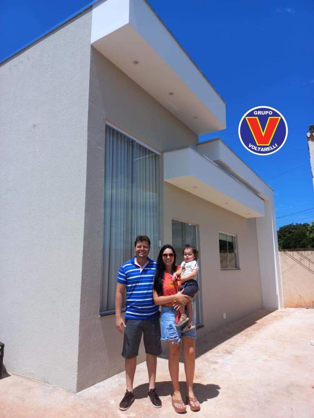 Construa a casa dos seus sonhos com a Construtora Voltarelli. Desde 2017, entregamos lares que proporcionam felicidade e segurança para sua família. Nossos projetos são personalizados para atender às suas necessidades, com economia de escala, terrenos em várias cidades e acompanhamento completo da obra. Faça como esta família feliz e realize seu sonho de ter uma casa própria com a Voltarelli.